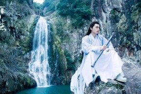 爱游戏体育APP下载-法甲战术盛宴：多变阵型带来全场高潮，法甲阵营