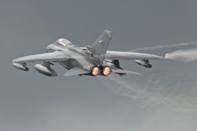 AYX官网-拜仁利用边后卫内收创造中路重叠优势，效力过拜仁的边后卫